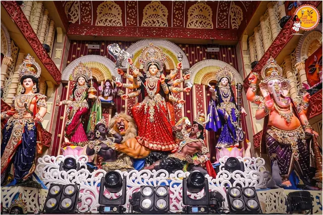 মণ্ডপে সপরিবারে মা দুর্গা — লক্ষ্মী, সরস্বতী, কার্তিক ও গণেশসহ