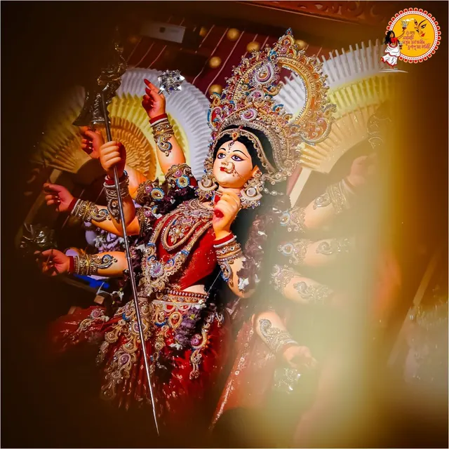আলো-ছায়ায় দুর্গাপ্রতিমা